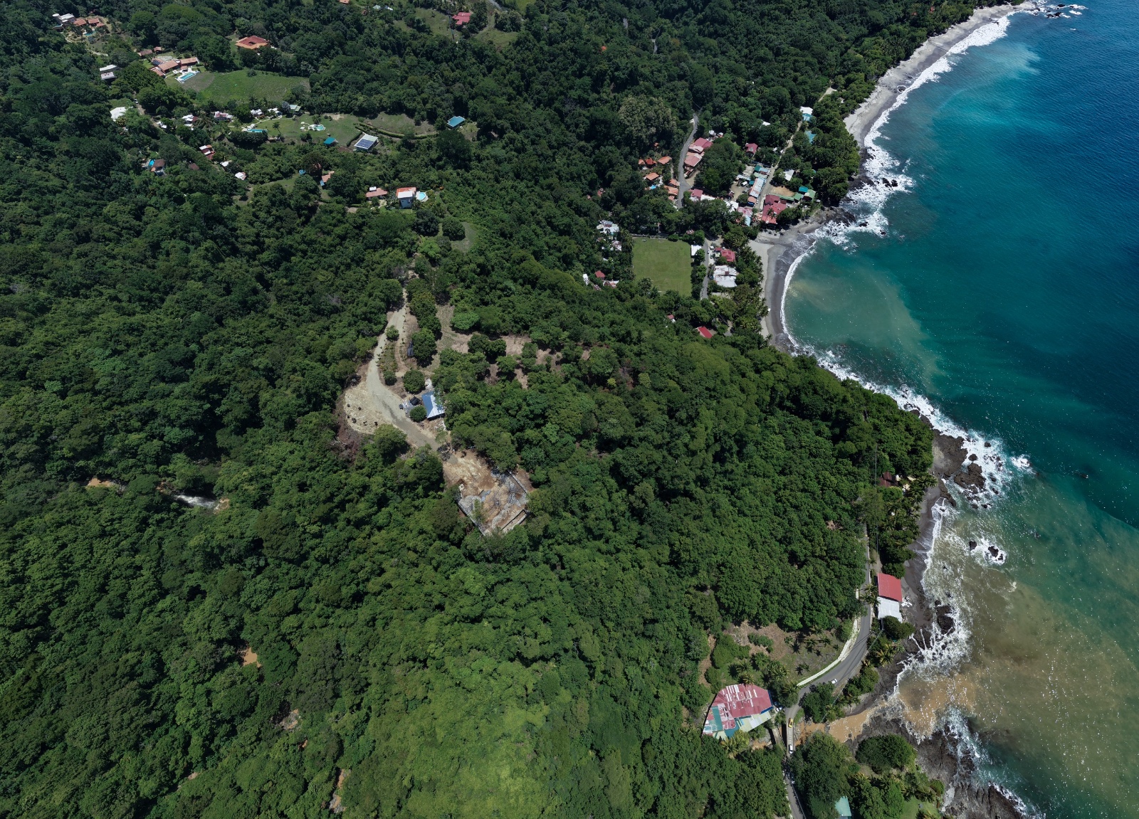Imagen principal del artículo: Sinac constata delitos ambientales en Montezuma y ordena paralizar construcción cerca de río