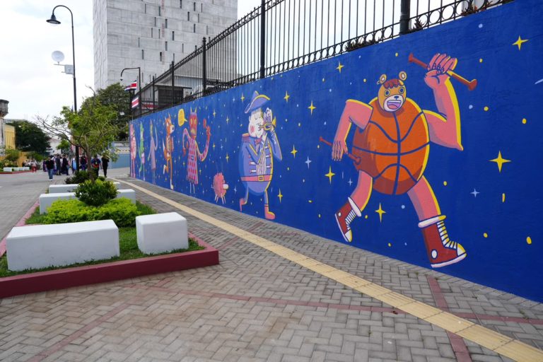 “Carnaval Chepeño” transforma un muro de San José en un homenaje a la identidad y biodiversidad costarricense