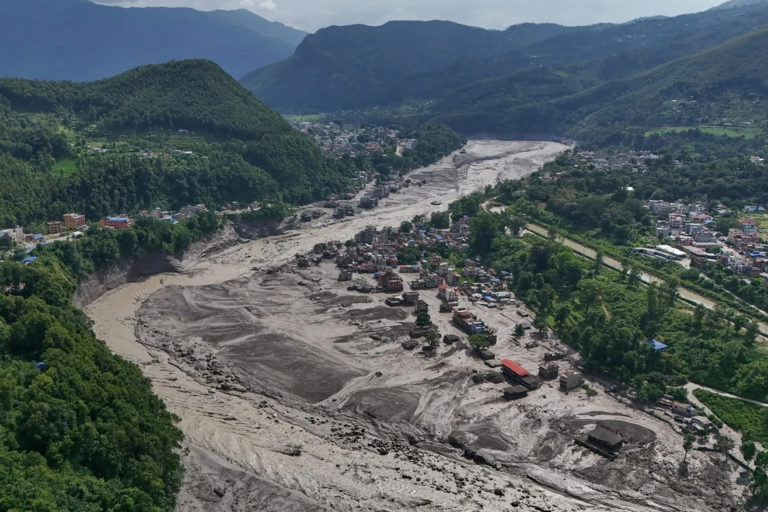Sube a más de 470 la cifra de muertos por inundaciones en Nepal y Tíbet