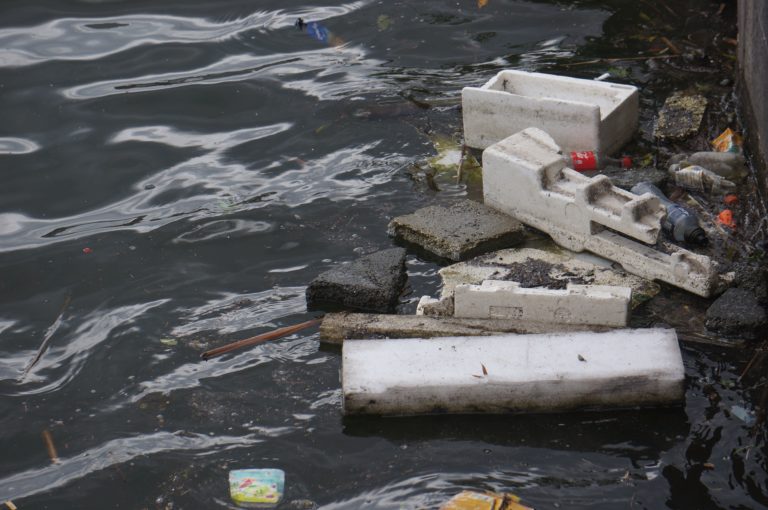 Estudio identifica vacíos de monitoreo sobre contaminación del agua en Guanacaste, Limón y Pacífico Sur