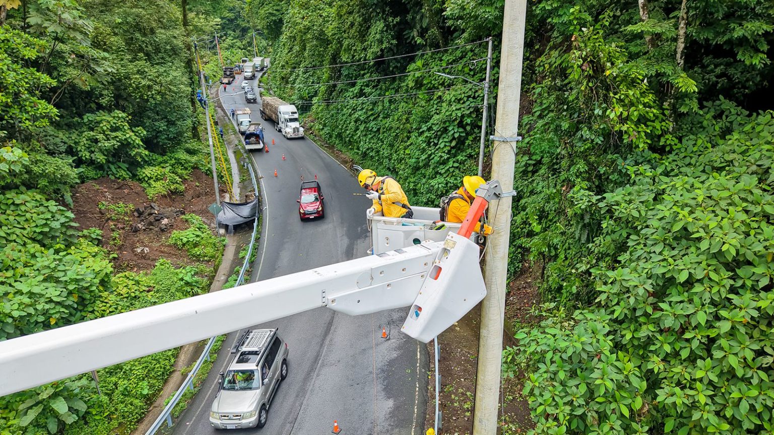 Imagen principal del artículo: Grupo ICE entrega obras de iluminación y conectividad en 26 kilómetros de la Ruta 32