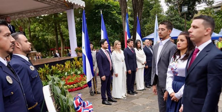 Fiestas patrias dejan llamados al diálogo entre burlas de Chaves y nuevo choque Fernández–Miranda