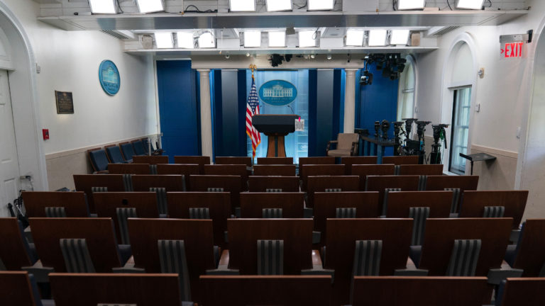 Medios demandan a Trump por prohibirles el acceso a la Casa Blanca