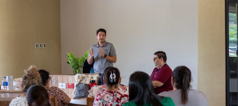 Municipalidad de Nicoya y Ocho Homes amplían becas para estudiantes de Nosara