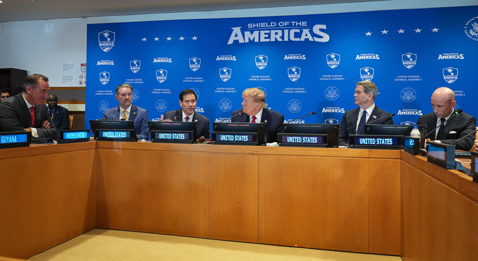 Imagen principal del artículo: Esto se acordó en la reunión con Trump a la que Laura Fernández no fue y causó despido del canciller Tovar