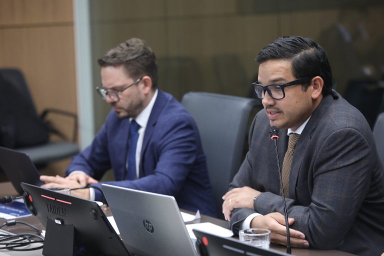 Ingresos del Gobierno repuntan en agosto, pero recaudación acumulada sigue por debajo de 2025