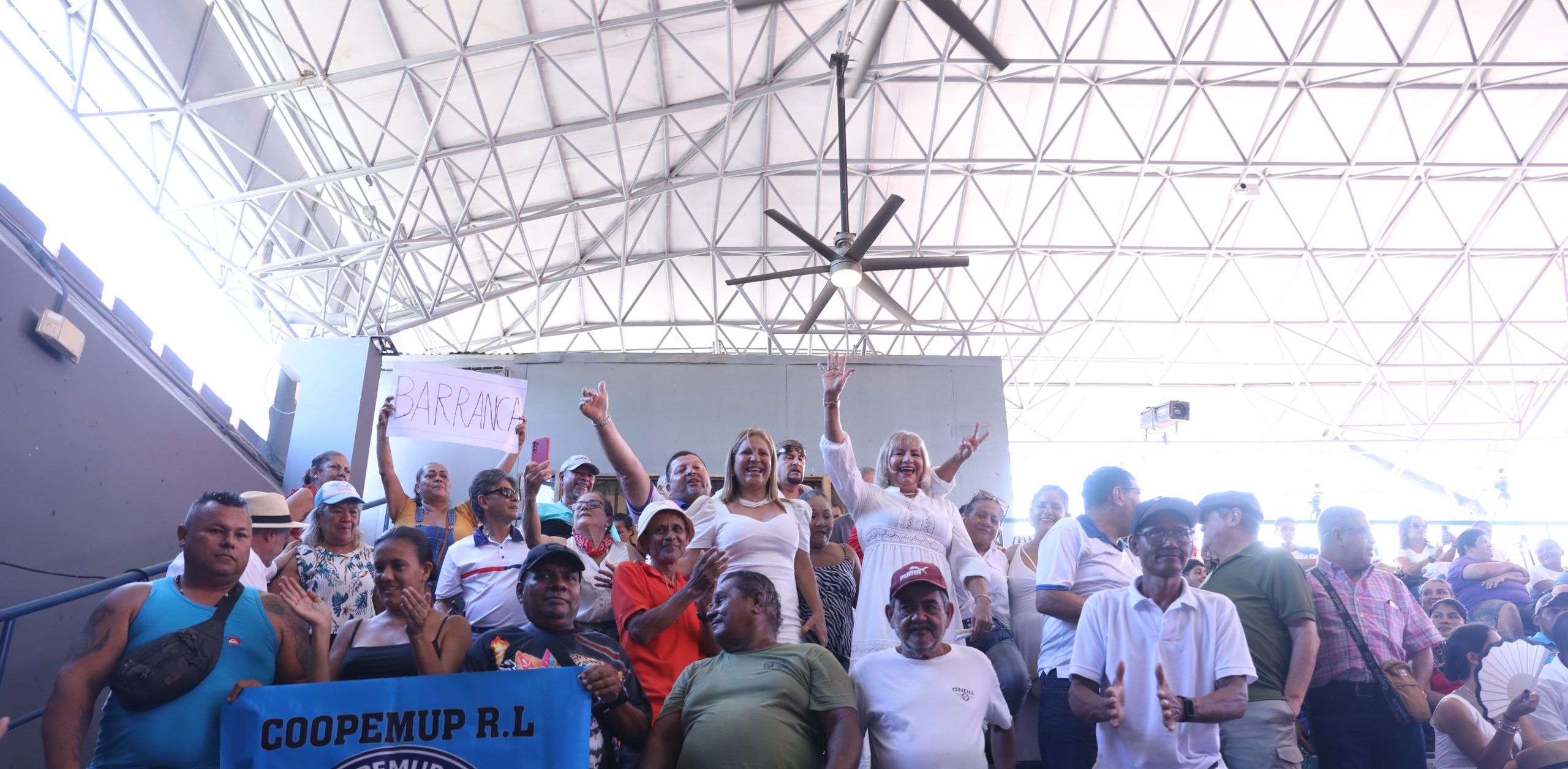 Sesión solemne terminó en bochorno