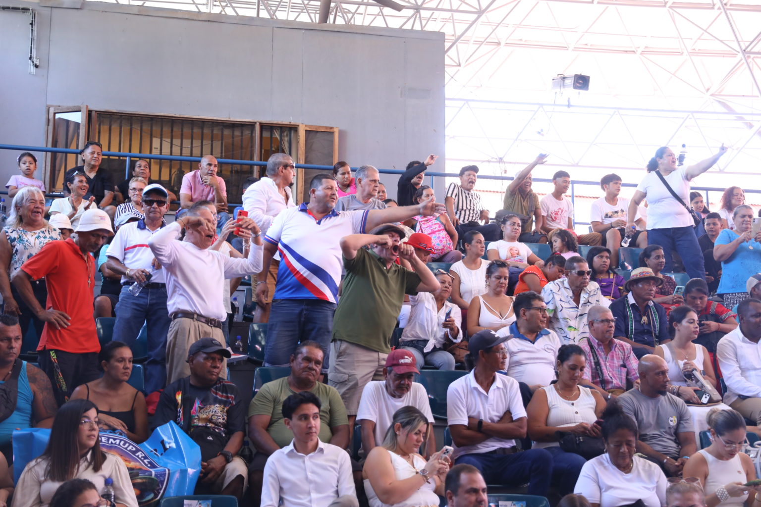 Imagen principal del artículo: Gritos, abucheos y desorden marcaron sesión del Congreso en Puntarenas