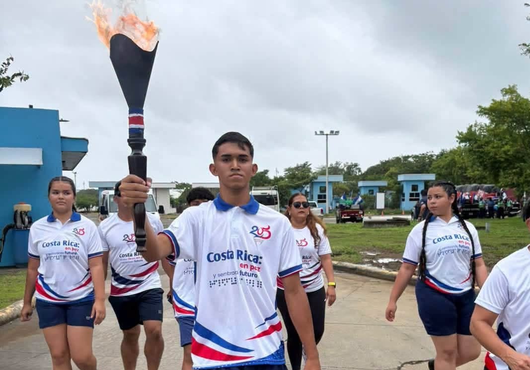 Imagen principal del artículo: Medallista de Juegos Deportivos Nacionales abrió el recorrido de la Antorcha de la Independencia 2026