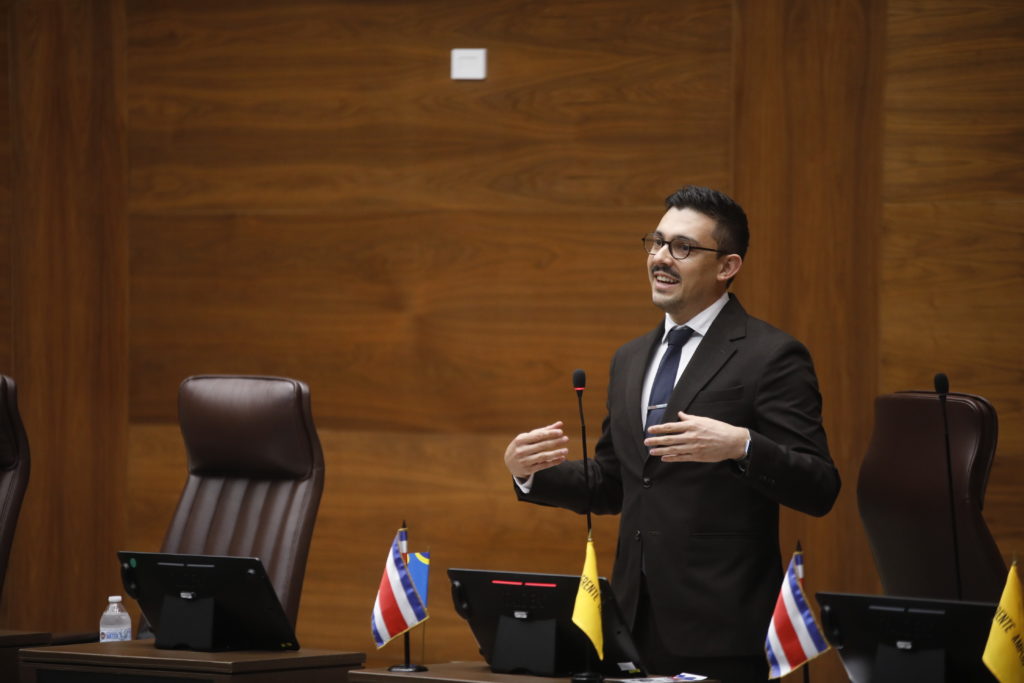 Diputado denuncia a Chaves y Fernández por presunto nombramiento ilegal de director de la DIS