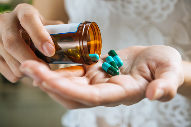 Colegio de Farmacéuticos alerta sobre riesgos de comprar medicamentos fuera de establecimientos autorizados