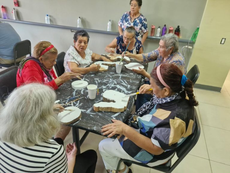 Personas adultas mayores de Santa Ana exhibirán relojes de arte creados en madera