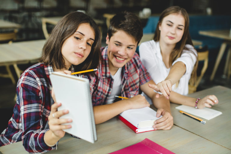 16 equipos de jóvenes buscarán soluciones a retos empresariales en cinco sectores