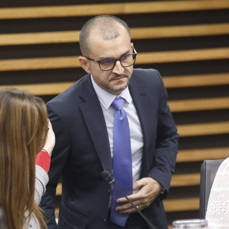 Diputado oficialista propone que Sala IV solo pueda comunicar sus sentencias hasta que estén completas
