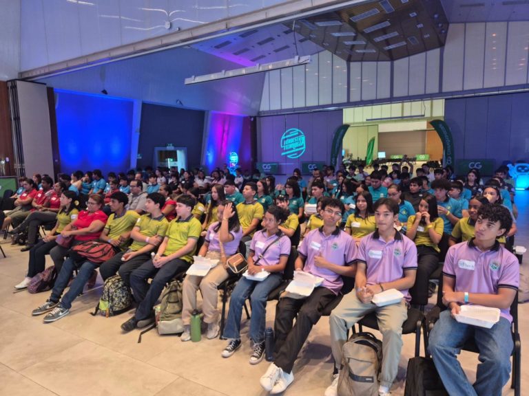 Más de 160 estudiantes de Guanacaste participaron en jornada para acercarse a carreras STEAM