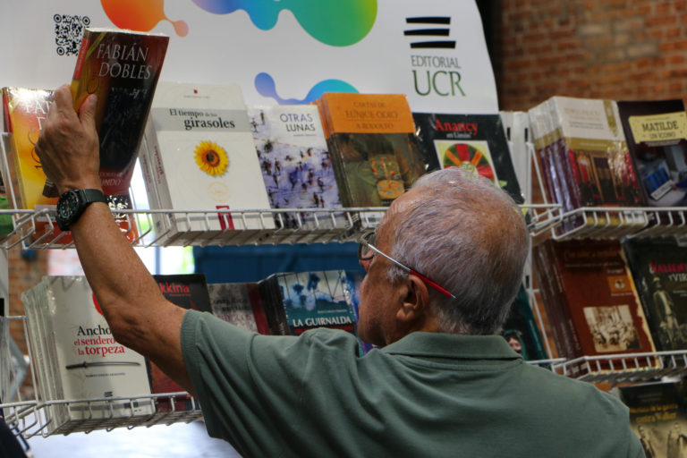 "Fiesta de la Lectura 2026" inicia con homenaje a Edo Brenes y nuevos libros para las bibliotecas públicas