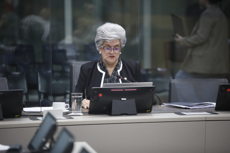 Oficialismo fracasa en intento de bloquear reelección de Julia Varela