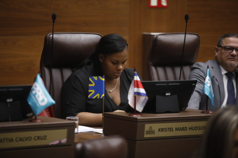 Diputada oficialista presenta amparo contra rectora del TEC por posible cierre de sede en Limón