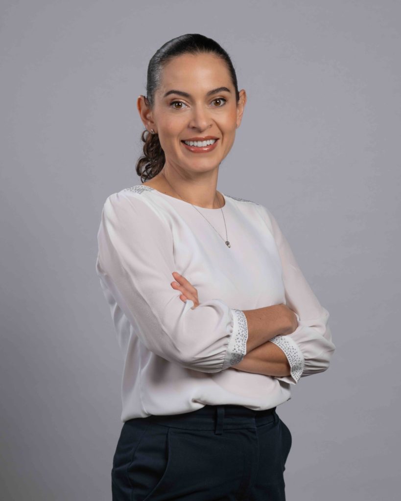 Ethel Maldonado Herrera, coordinadora de Sostenibilidad de Auto Mercado, explicó que Movimiento Rosa une esfuerzos de clientes, proveedores y la misma empresa para alcanzar los fondos necesarios para la operación de las dos unidades móviles de mamografía.