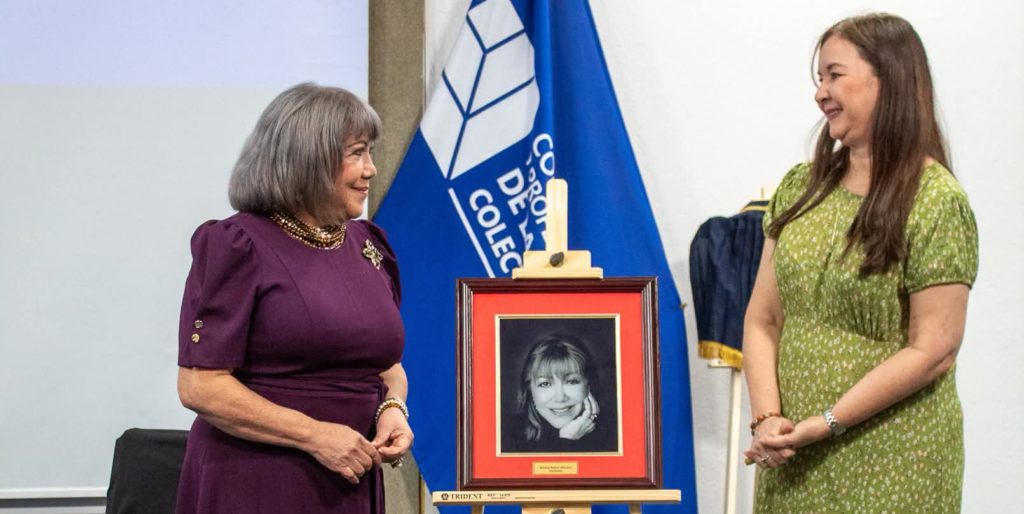 Marilyn Batista Márquez junto a Yanancy Noguera durante la develación de su fotografía en el COLPER