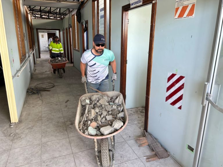 Mas de 25 personas trabajaron en jornada de reconstrucción de Hogar de Ancianos de Atenas