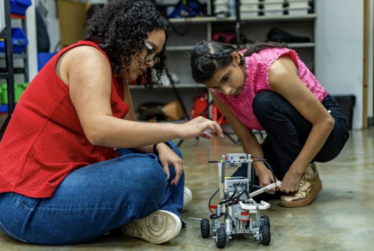 40 mujeres en situación de discapacidad fortalecen sus habilidades en robótica y programación