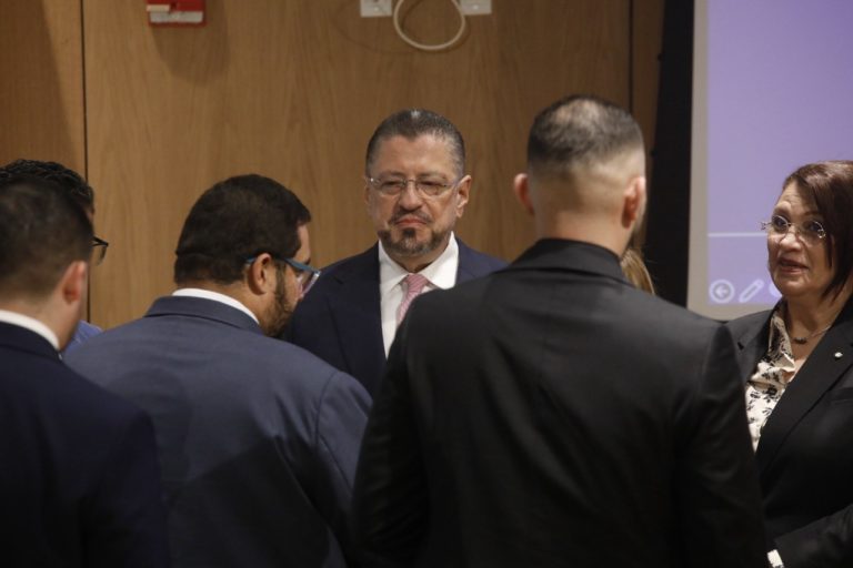 Chaves presenta presupuesto de ₡12,4 billones para 2027, un 3,1% menor al de este año