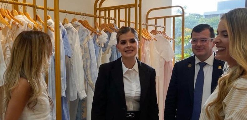 Imagen principal del artículo: Gobierno dice que visita de Laura Fernández a tienda de moda en Colombia fue una actividad oficial
