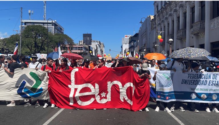 Estudiantes de universidades públicas se manifiestan por falta de acuerdo en el FEES 2027