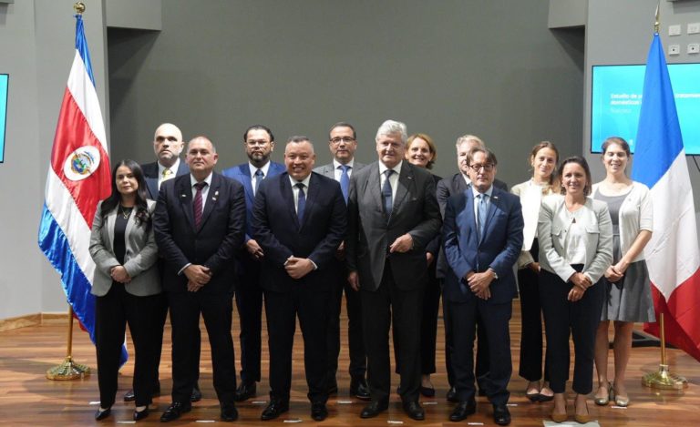 Salud presenta estudio para definir tratamiento de 350 mil toneladas anuales de residuos en Área Metropolitana