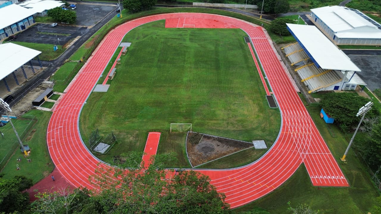 Imagen principal del artículo: Esparza inaugura pista sintética de atletismo con inversión de ₡300 millones