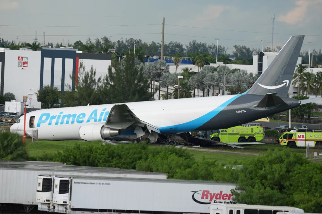 Al menos cinco muertos tras accidente de avión de carga de Amazon en Miami