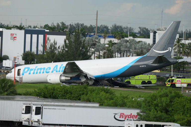 Al menos cinco muertos tras accidente de avión de carga de Amazon en Miami