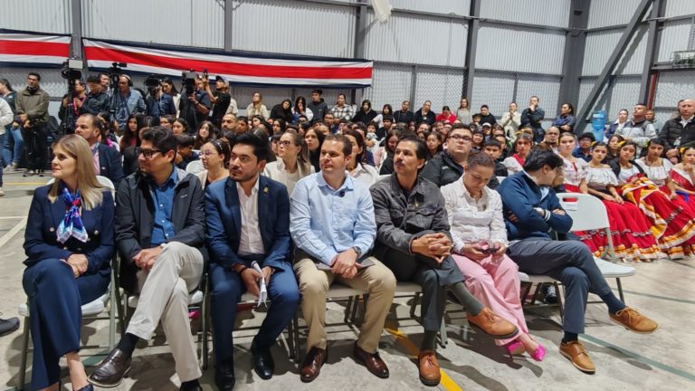Inder fortalece la educación de estudiantes rurales de Cartago con equipos y herramientas tecnológicas