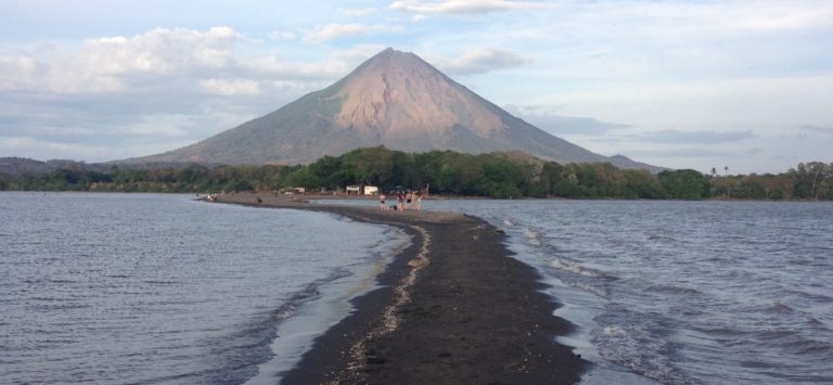 Entre la pluma y la piedra: el verdadero sentido del 14 y 15 de setiembre en Nicaragua