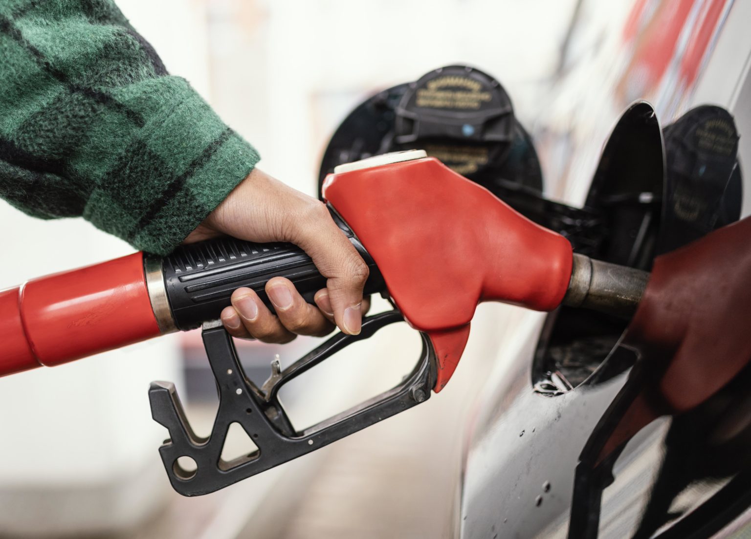 Imagen principal del artículo: Aresep anuncia cambios en combustibles: regular baja, mientras súper y diésel suben