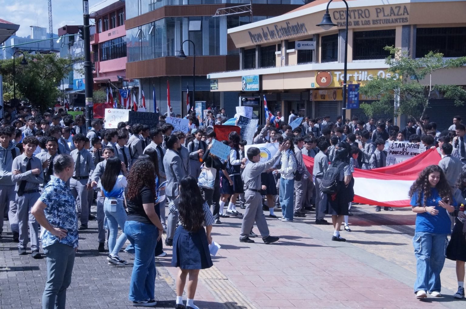 Imagen principal del artículo: Estudiantes del Liceo de Costa Rica marchan contra proyecto que le quitaría su terreno para construir Ciudad Gobierno