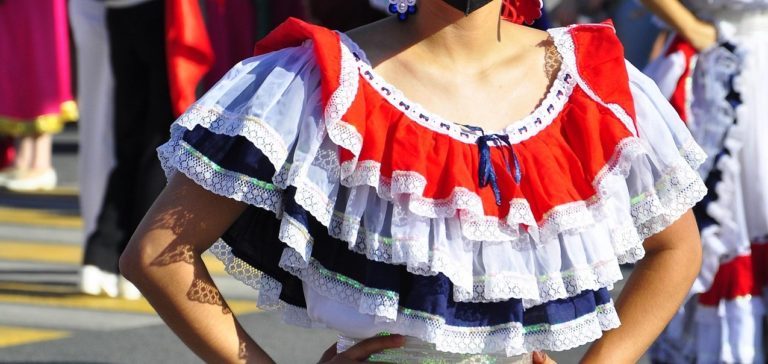 La historia única del traje típico