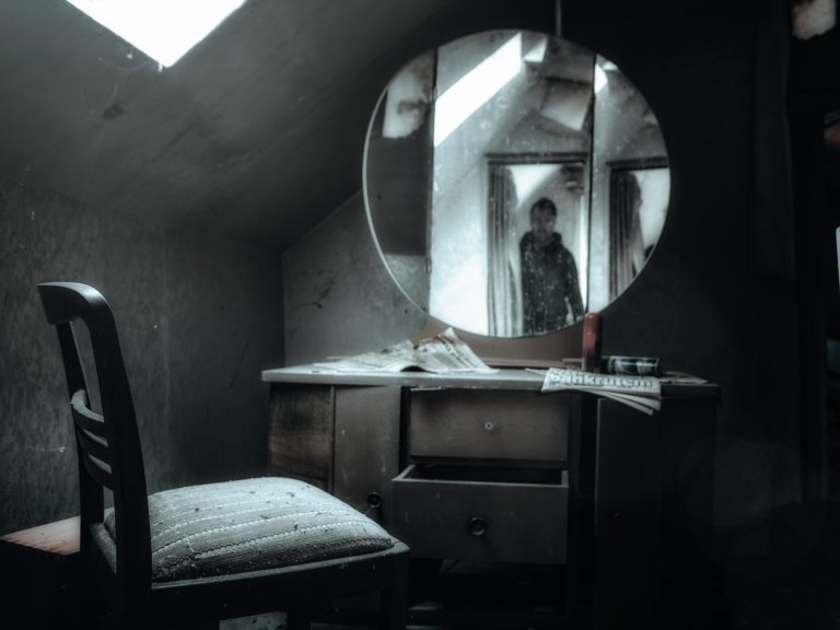 El horror que no está en los fantasmas: un conversatorio sobre Llegaron las visitas