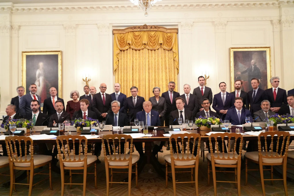 Trump y líderes tecnológicos acuerdan autorregular el desarrollo de la inteligencia artificial