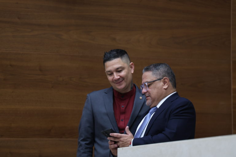 Diputado oficialista propone multa de ₡362 mil por intimidación vial