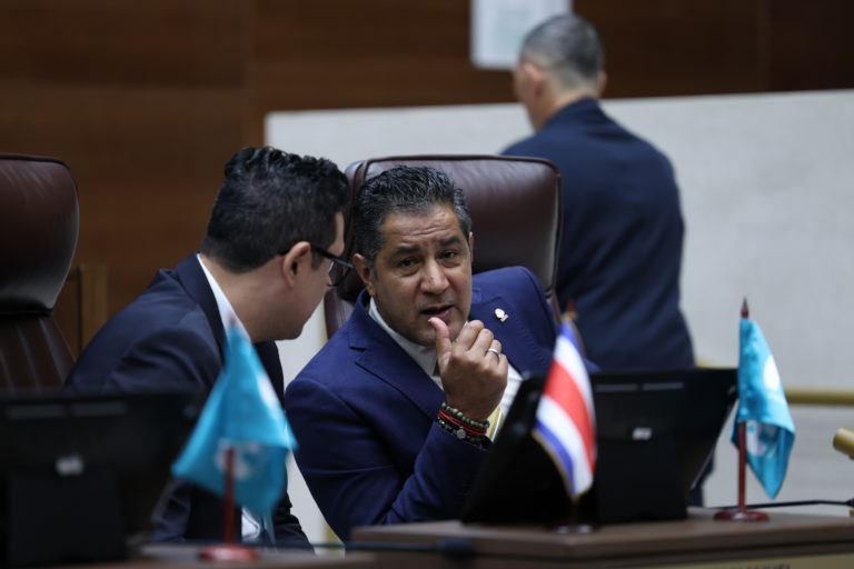 Jornadas de 12 horas avanzan en el Congreso; oficialismo quiere reescribir dos artículos de la Constitución