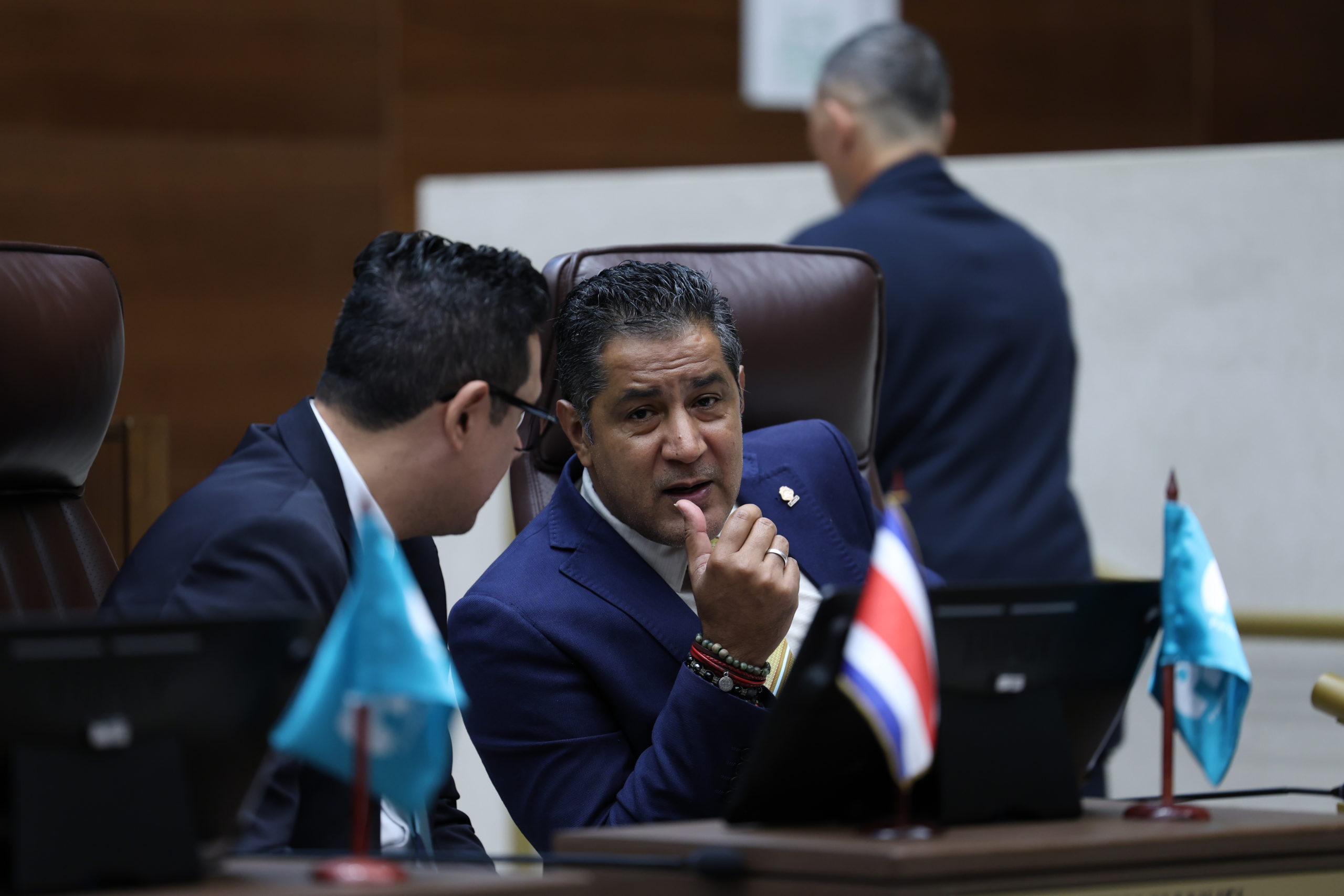 Jornadas de 12 horas avanzan en el Congreso; oficialismo quiere reescribir dos artículos de la Constitución