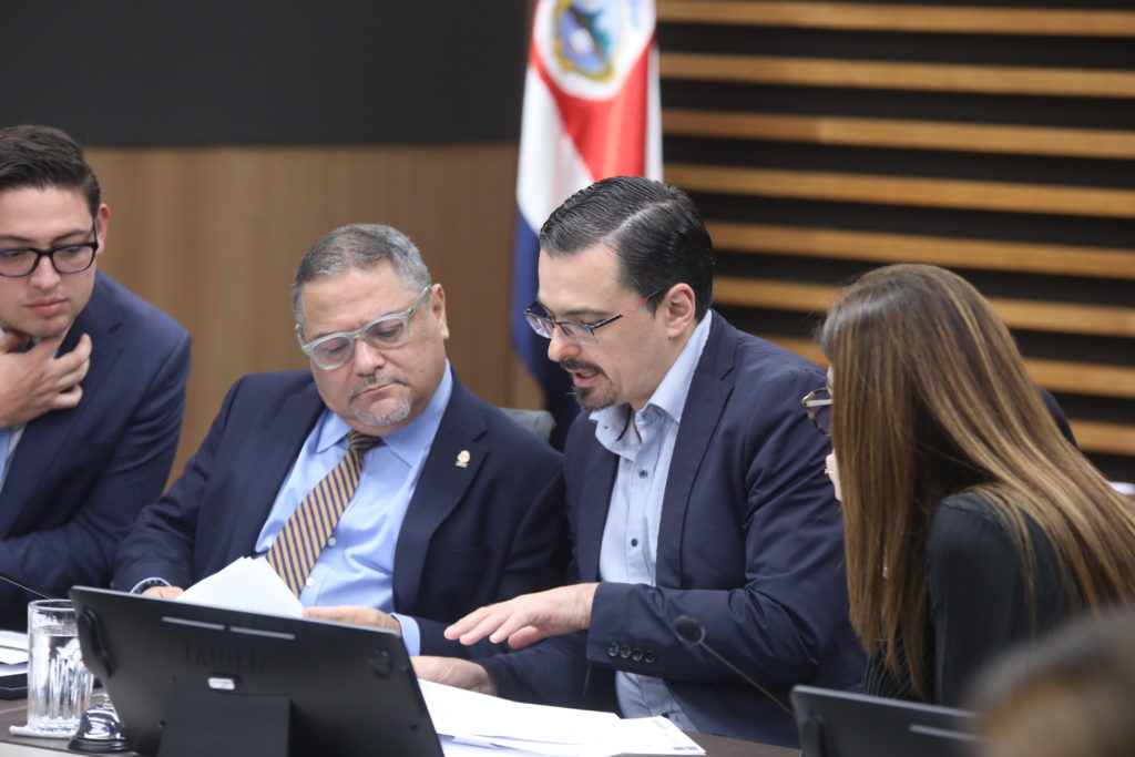 Villalta retoma denuncia de presiones a diputado del PLN y acusa al Gobierno de intentar extorsionarlo