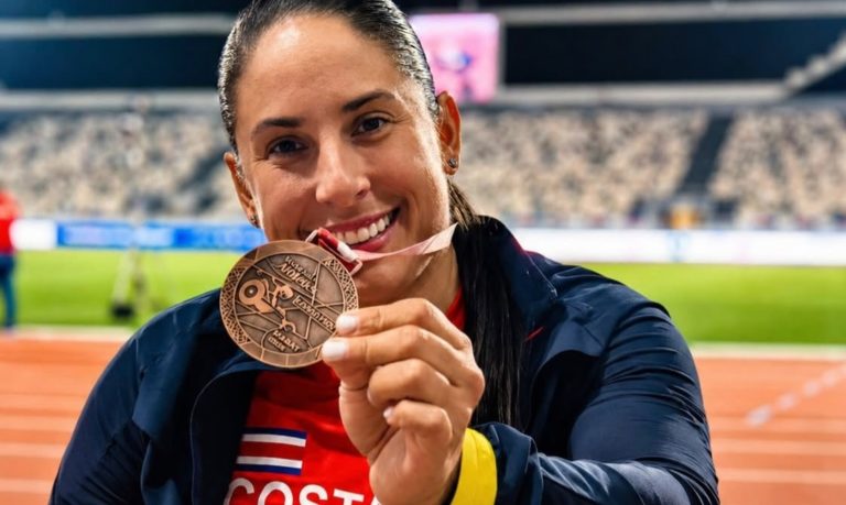 Amalia Ortuño recibe galardón internacional por su espíritu de superación