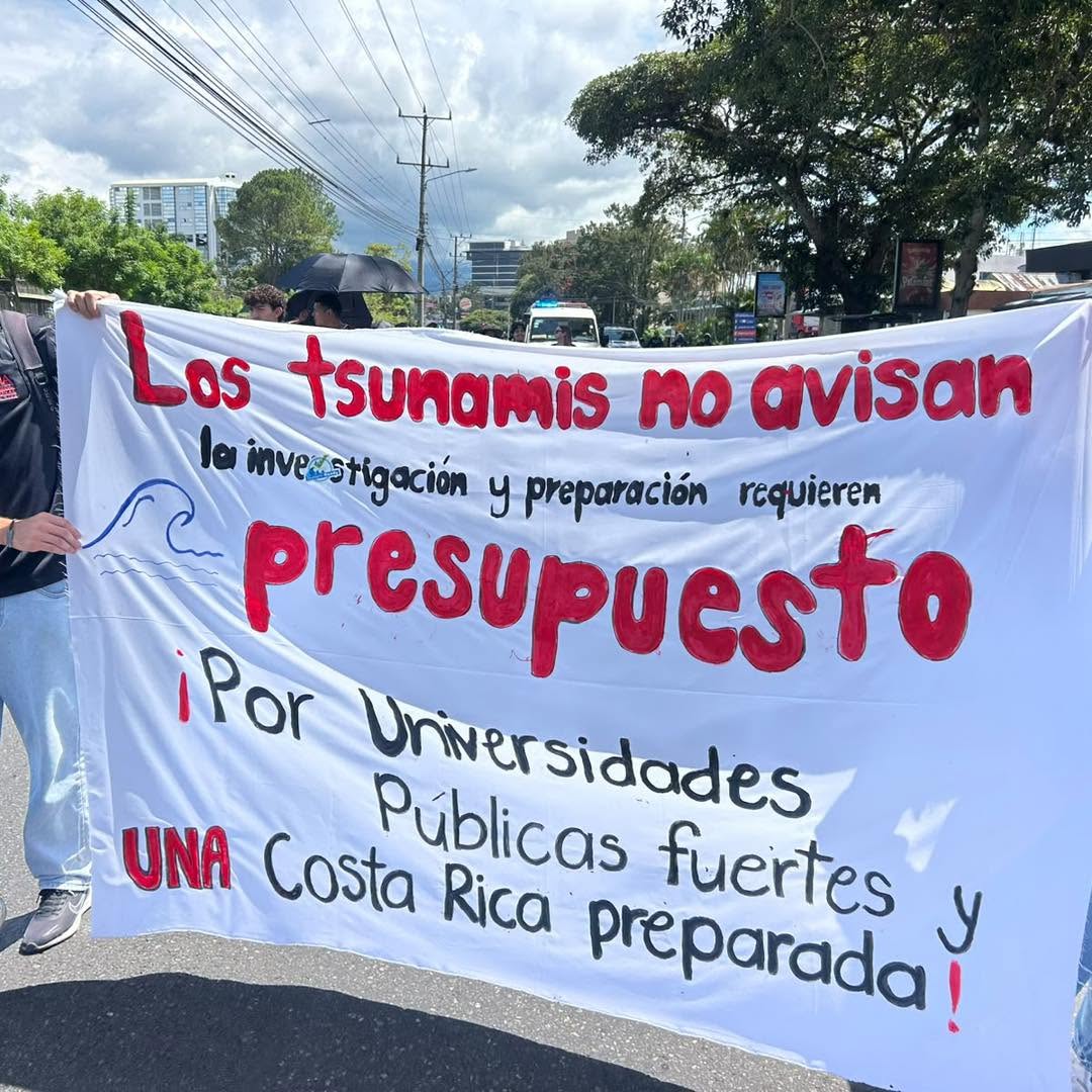 Manta utilizada por Sinamot en marcha universitaria en defensa de la educación pública