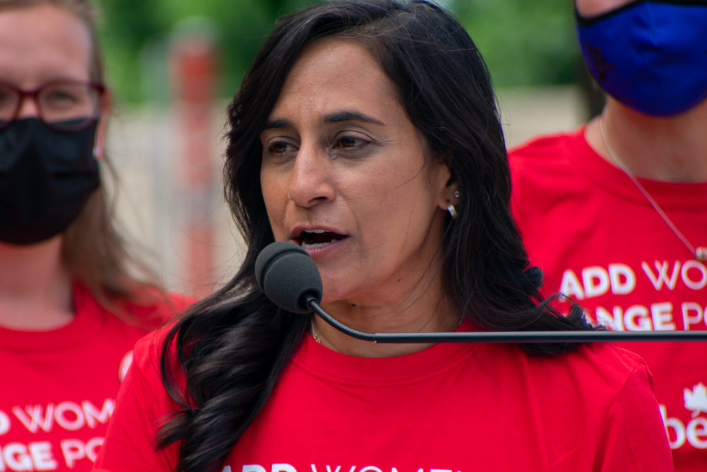 Anita Anand, ministra de Relaciones Exteriores de Canadá, fue una de las firmantes de la declaración conjunta del 9 de octubre de 2026, en la que ocho países rechazaron las sanciones de Estados Unidos contra la Corte Penal Internacional (CPI) y reafirmaron su respaldo a la independencia del tribunal.