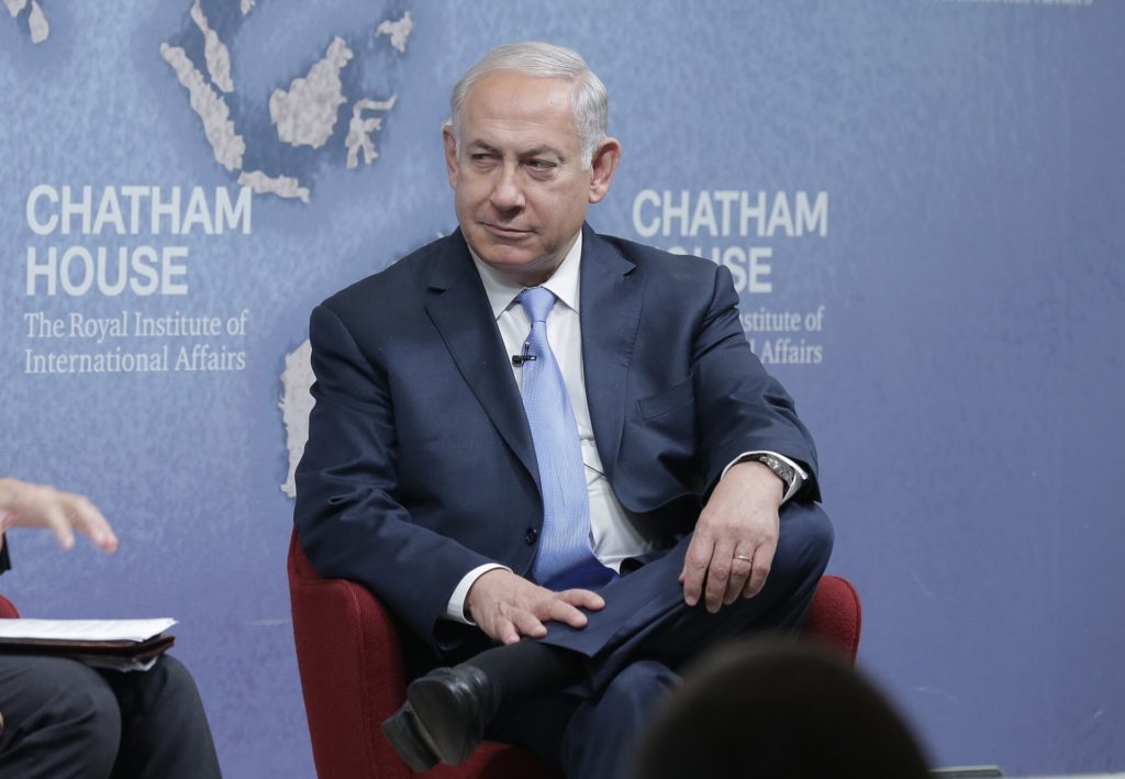 Benjamín Netanyahu, primer ministro de Israel, enfrenta una orden de arresto emitida por la Corte Penal Internacional (CPI) en noviembre de 2024 por presuntos crímenes de guerra y crímenes de lesa humanidad cometidos en la Franja de Gaza. El Gobierno israelí rechaza la jurisdicción del tribunal y cuestiona la legitimidad de sus actuaciones.