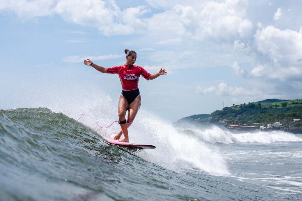 Lia Díaz conquista histórico bronce para Costa Rica en el Mundial de Longboard