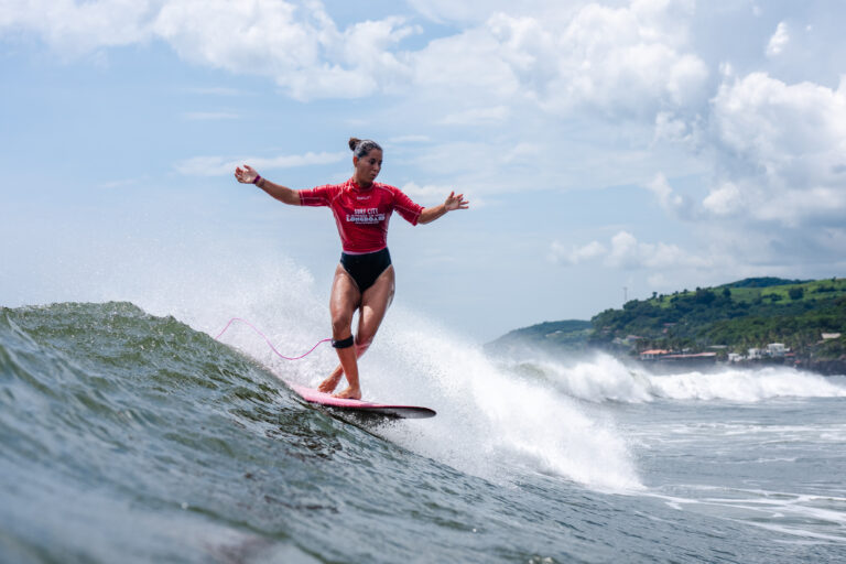 Lia Díaz conquista histórico bronce para Costa Rica en el Mundial de Longboard